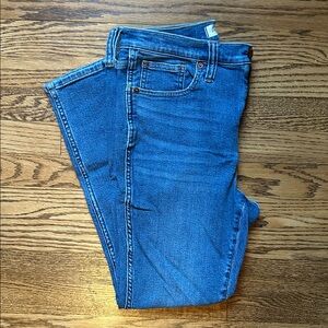 Madewell 10” high-rise skinny crop
Size 28
LIKE NEW